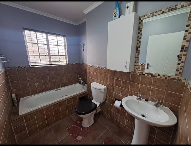 3 BEDROOM TOWNHOUSE FOR SALE IN CASTLEVIEW